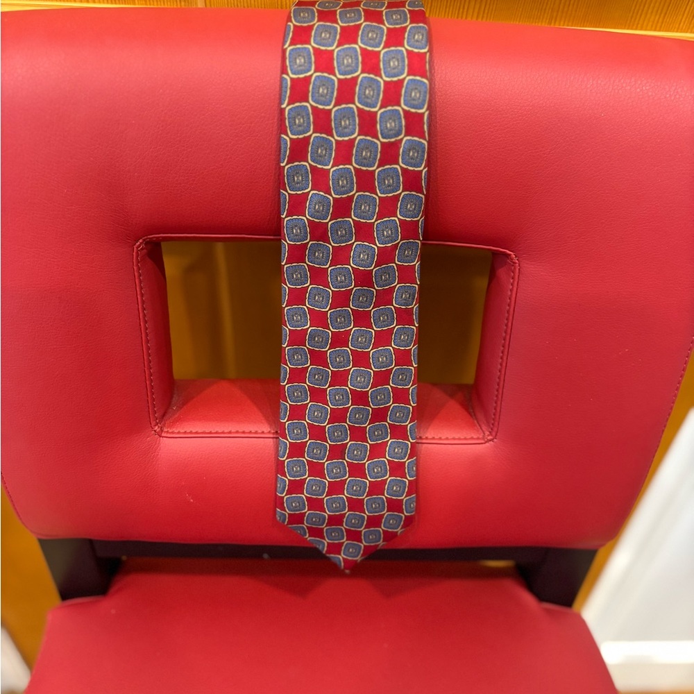 Christian Dior Elegant Blue and Red Patterned Tie 100% silk woven in Italy